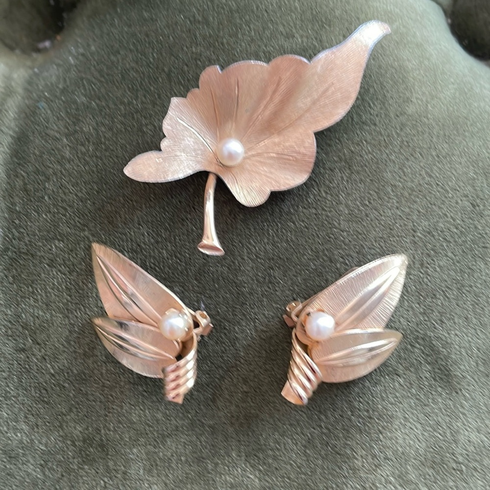 Vintage Leaf Brooch/Pin & Earrings, Brushed Gold Tone w/Faux Pearls, Unsigned